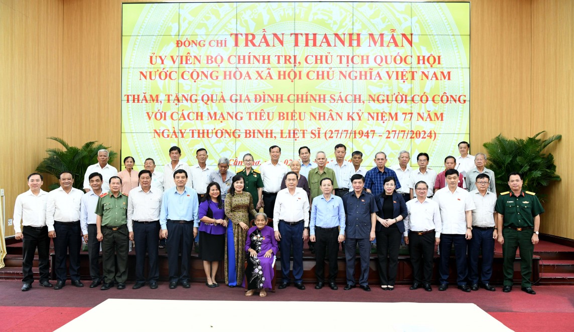 undefined Chủ tịch Quốc hội Trần Thanh Mẫn thăm, tặng quà tri ân người có công thành phố Cần Thơ
