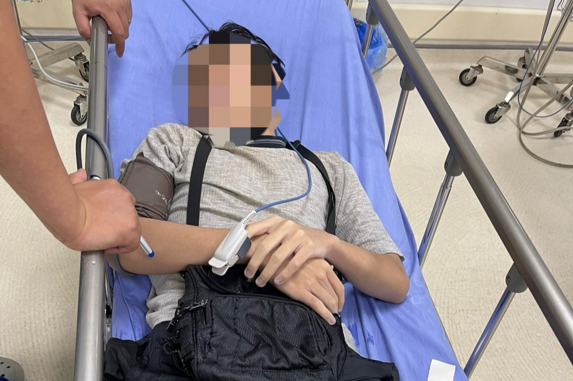 Nam sinh lớp 10 may mắn được Cảnh sát cứu kịp thời nên không ảnh hưởng đến tính mạng. Nam sinh lớp 10 may mắn được Cảnh sát cứu kịp thời nên không ảnh hưởng đến tính mạng.