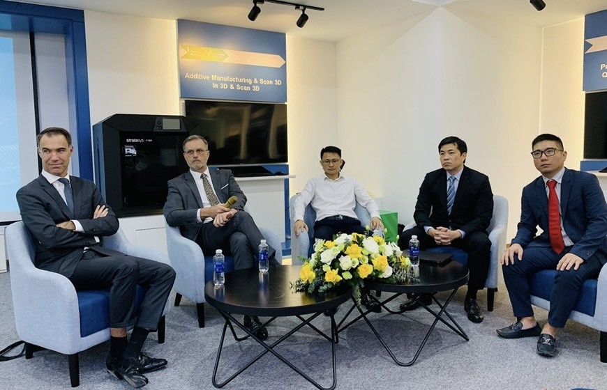 Các chuyên gia, nhà quản lý chia sẻ về số hóa ngành hàng không vũ trụ. Các chuyên gia, nhà quản lý chia sẻ về số hóa ngành hàng không vũ trụ.