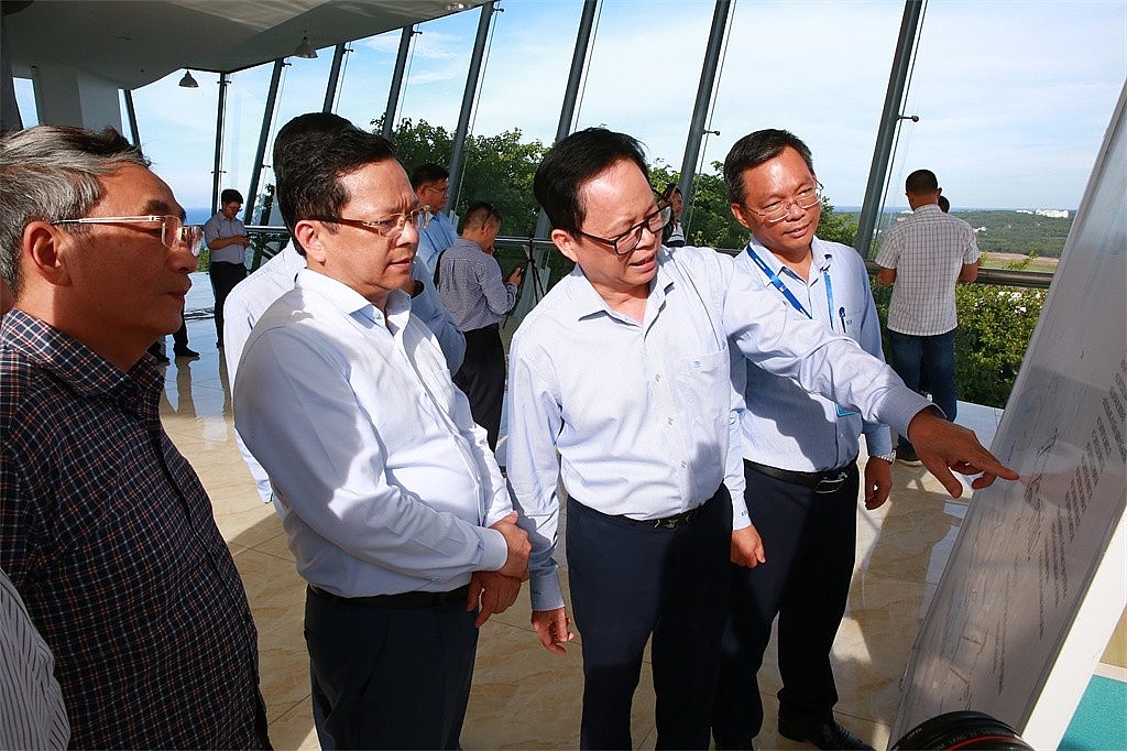 Đoàn công tác Ban Kinh tế Trung ương tìm hiểu về quy mô NMLD Dung Quất Đoàn công tác Ban Kinh tế Trung ương tìm hiểu về quy mô NMLD Dung Quất