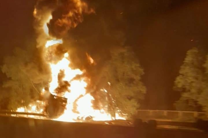 Chiếc xe ô tô bốc cháy dữ dội tại ven đường cao tốc Hà Nội - Hải Phòng đoạn đi qua tỉnh Hải Dương. Chiếc xe ô tô bốc cháy dữ dội tại ven đường cao tốc Hà Nội - Hải Phòng đoạn đi qua tỉnh Hải Dương.