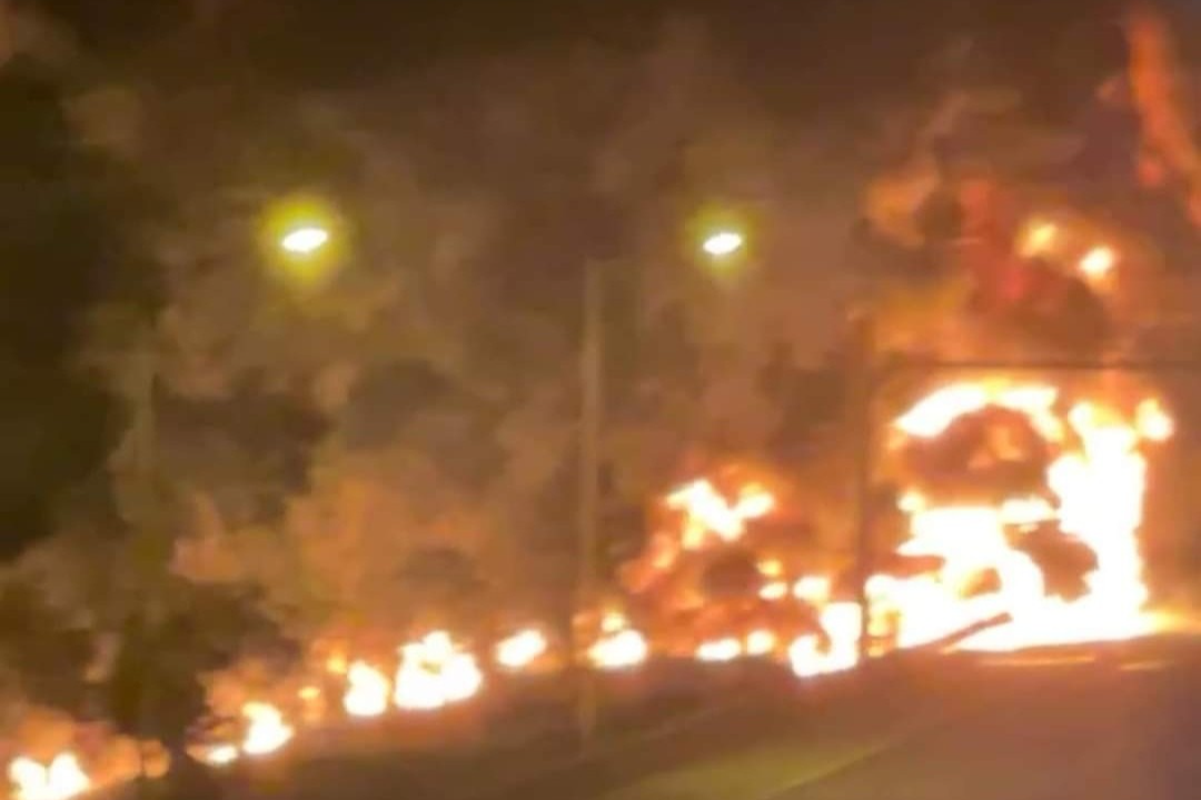 Nhân chứng tại hiện trường cho hay, hỏa hoạn nghi liên quan đến xe chở xăng dầu bị lật. Nhân chứng tại hiện trường cho hay, hỏa hoạn nghi liên quan đến xe chở xăng dầu bị lật.