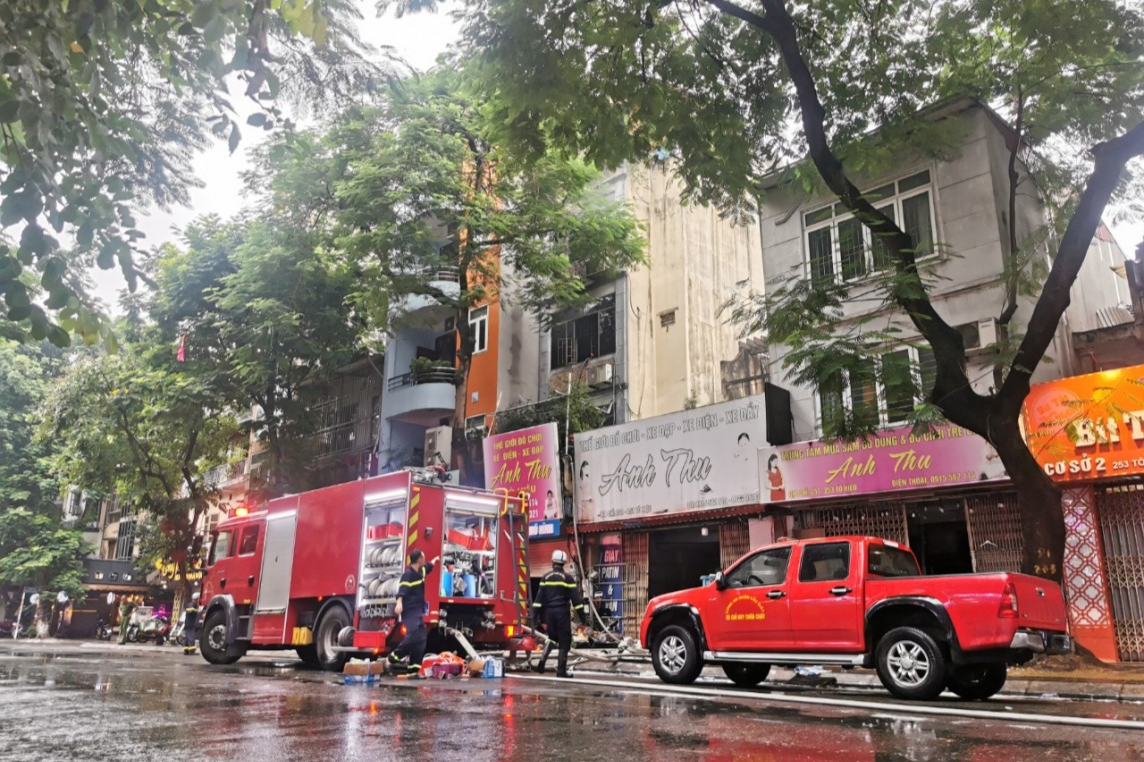 Nhiều xe cứu hỏa được đưa đến hiện trường dập lửa, hỏa hoạn nhanh chóng được khống chế. Nhiều xe cứu hỏa được đưa đến hiện trường dập lửa, hỏa hoạn nhanh chóng được khống chế.