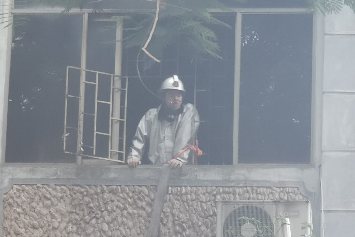 Lực lượng Cảnh sát đã nhanh chóng tiếp cận được các tầng của ngôi nhà giải cứu 4 người trong vụ cháy an toàn. Lực lượng Cảnh sát đã nhanh chóng tiếp cận được các tầng của ngôi nhà giải cứu 4 người trong vụ cháy an toàn.