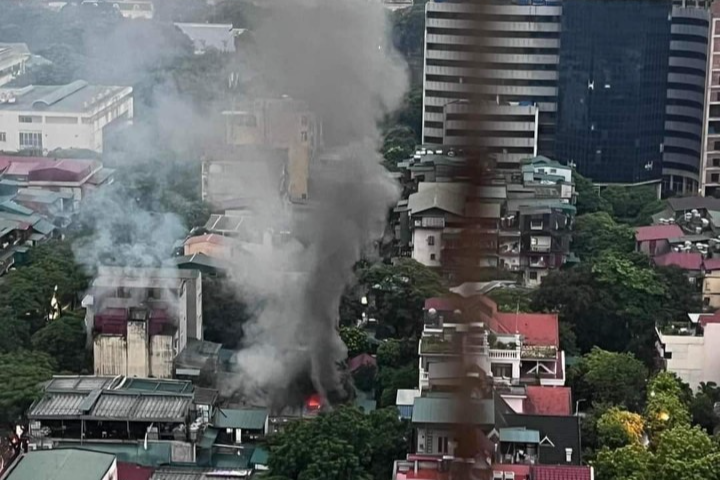 Hỏa hoạn xảy ra tại Cầu Giấy kèm cột khói đen hàng chục mét giữa trời mưa từng khiến nhiều người lo lắng. Hỏa hoạn xảy ra tại Cầu Giấy kèm cột khói đen hàng chục mét giữa trời mưa từng khiến nhiều người lo lắng.