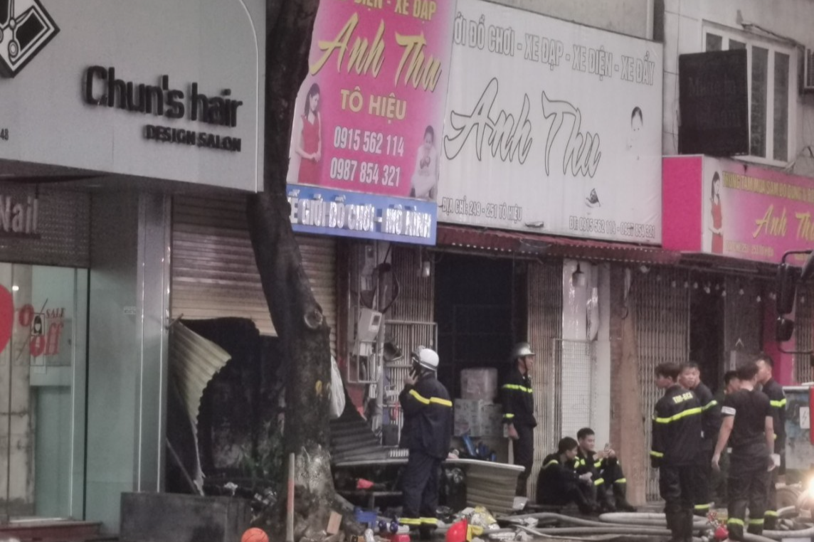 Cảnh sát phải cắt cửa cuốn để vào bên trong kiểm tra hiện trường và tìm kiếm người mắc kẹt. Cảnh sát phải cắt cửa cuốn để vào bên trong kiểm tra hiện trường và tìm kiếm người mắc kẹt.