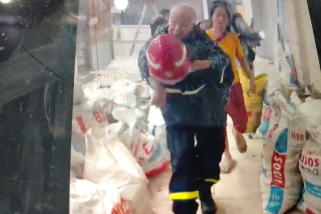 Cảnh sát cứu cụ bà 92 tuổi ra khỏi ngôi nhà xảy ra cháy. Cảnh sát cứu cụ bà 92 tuổi ra khỏi ngôi nhà xảy ra cháy.