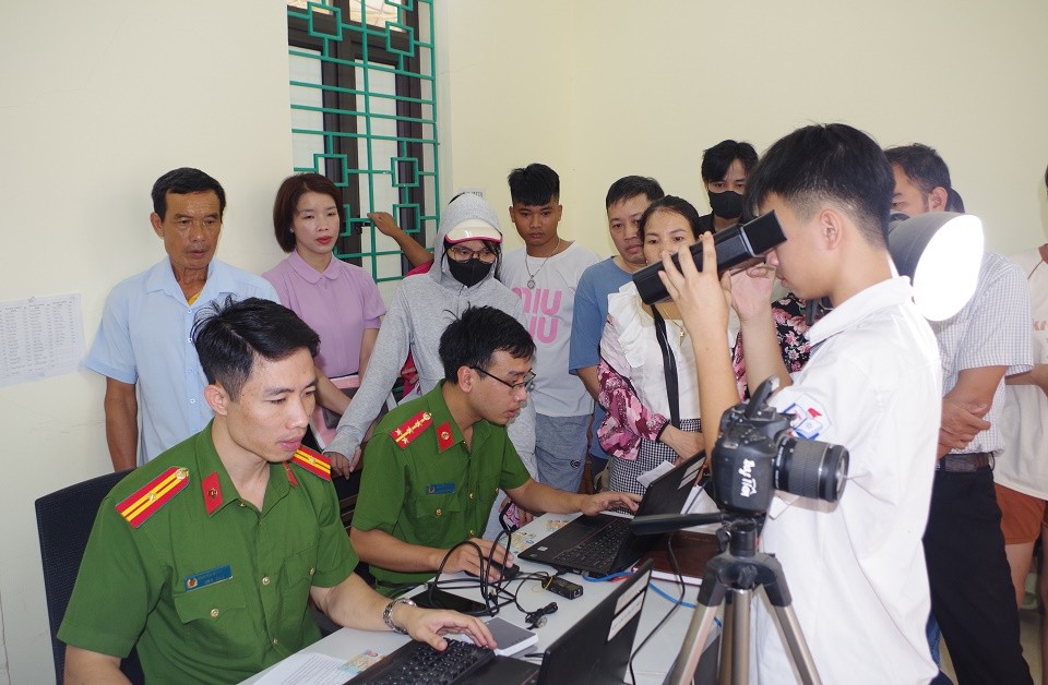 Hà Nam: Ngày đầu triển khai Luật Căn cước tiếp nhận gần 900 hồ sơ cấp thẻ cho trẻ dưới14 tuổi Hà Nam: Ngày đầu triển khai Luật Căn cước tiếp nhận gần 900 hồ sơ cấp thẻ cho trẻ dưới14 tuổi