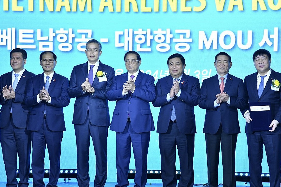 Hiện nay, Vietnam Airlines đang khai thác 06 đường bay thẳng là Hà Nội, Tp Hồ Chí Minh - Seoul; Hà Nội, Tp Hồ Chí Minh - Busan; Đà Nẵng - Seoul và Cam Ranh - Seoul, với tần suất trung bình lên tới 112 chuyến bay mỗi tuần. Hiện nay, Vietnam Airlines đang khai thác 06 đường bay thẳng là Hà Nội, Tp Hồ Chí Minh - Seoul; Hà Nội, Tp Hồ Chí Minh - Busan; Đà Nẵng - Seoul và Cam Ranh - Seoul, với tần suất trung bình lên tới 112 chuyến bay mỗi tuần.