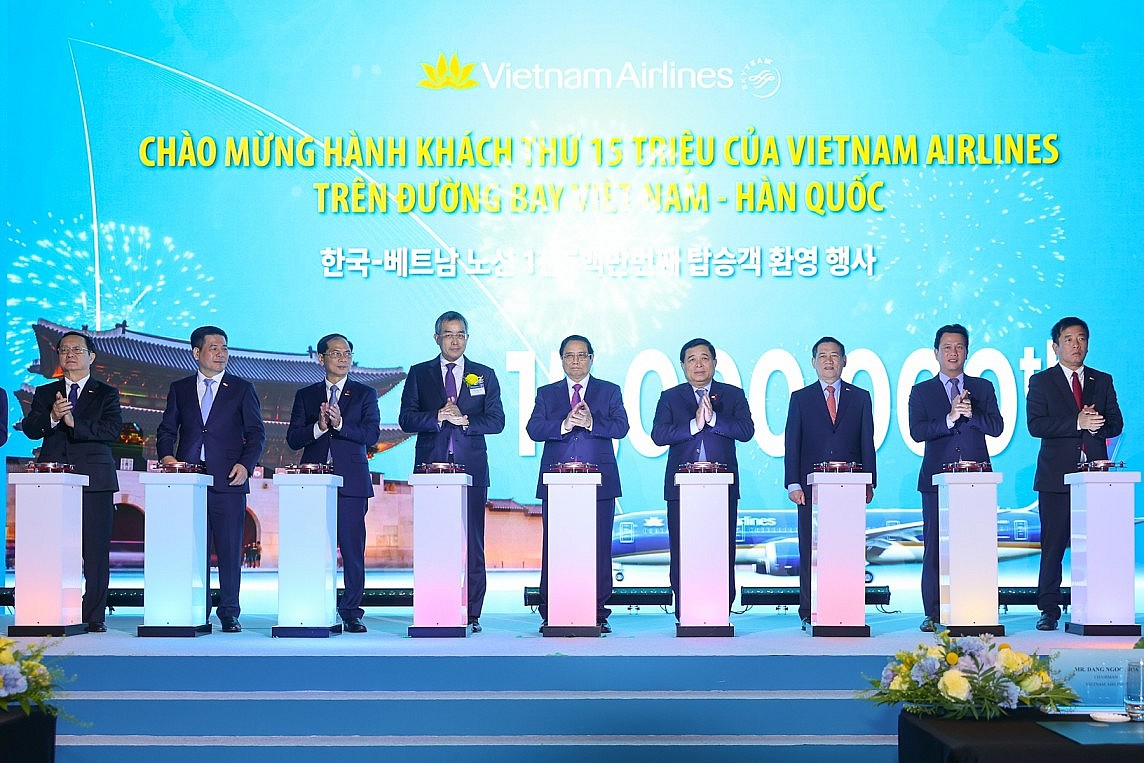 Nghi thức chào mừng 30 năm đường bay và hành khách thứ 15 triệu của Vietnam Airlines trên đường bay giữa Việt Nam - Hàn Quốc. Nghi thức chào mừng 30 năm đường bay và hành khách thứ 15 triệu của Vietnam Airlines trên đường bay giữa Việt Nam - Hàn Quốc.