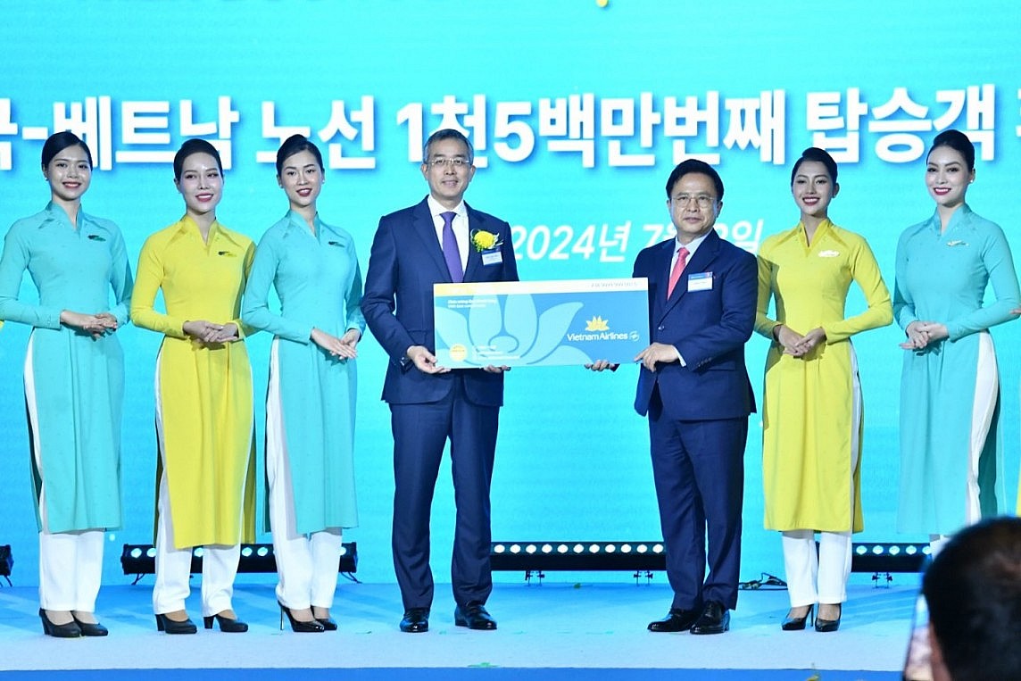Vietnam Airlines tặng quà khách hàng thứ 15 triệu trên đường bay giữa Việt Nam - Hàn Quốc. Trong ba thập kỷ, Vietnam Airlines đã thực hiện tổng cộng 65.000 chuyến bay, vận chuyển 15 triệu lượt hành khách và 291.300 tấn hàng hóa giữa hai quốc gia. Vietnam Airlines tặng quà khách hàng thứ 15 triệu trên đường bay giữa Việt Nam - Hàn Quốc. Trong ba thập kỷ, Vietnam Airlines đã thực hiện tổng cộng 65.000 chuyến bay, vận chuyển 15 triệu lượt hành khách và 291.300 tấn hàng hóa giữa hai quốc gia.