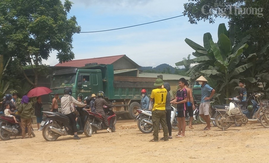 Thanh Hóa: Dân “lập chốt” ngăn hàng đoàn xe tải gây bụi mù mịt Thanh Hóa: Dân “lập chốt” ngăn hàng đoàn xe tải gây bụi mù mịt