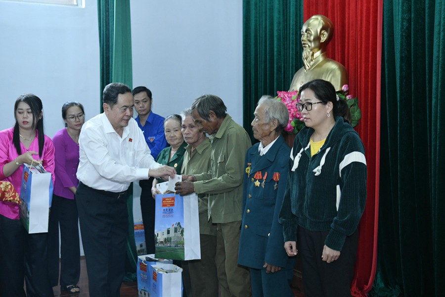 Chủ tịch Quốc hội Trần Thanh Mẫn và Đoàn đã trao 20 phần quà tặng các gia đình chính sách, người có công với cách mạng xã Lộc Thành, huyện Lộc Ninh Chủ tịch Quốc hội Trần Thanh Mẫn và Đoàn đã trao 20 phần quà tặng các gia đình chính sách, người có công với cách mạng xã Lộc Thành, huyện Lộc Ninh