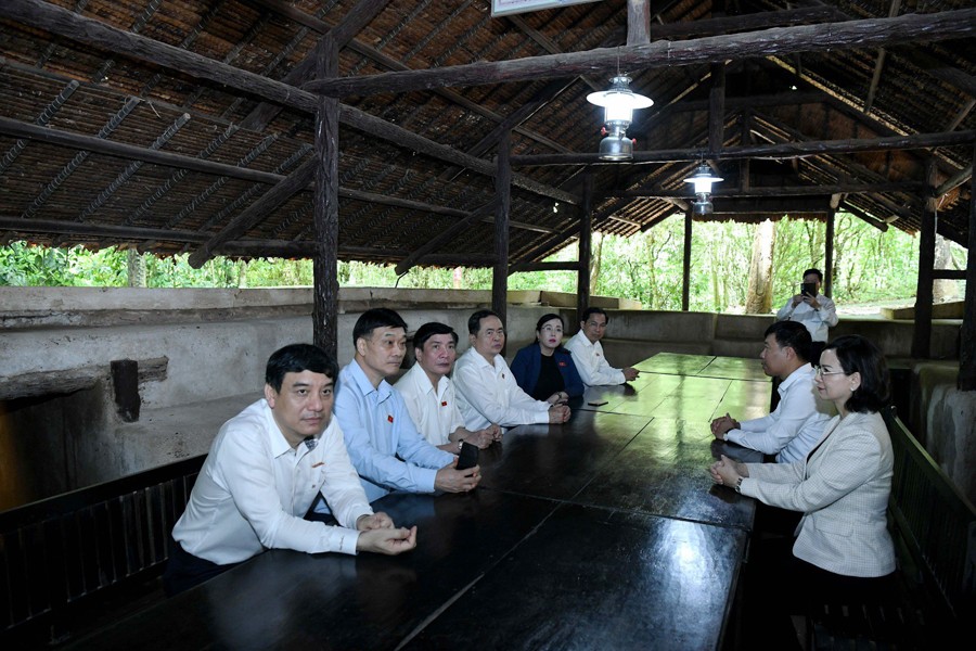 Chủ tịch Quốc hội Trần Thanh Mẫn dâng hương tại Khu di tích quốc gia đặc biệt Căn cứ Bộ Chỉ huy Quân Giải phóng miền Nam Việt Nam Chủ tịch Quốc hội Trần Thanh Mẫn dâng hương tại Khu di tích quốc gia đặc biệt Căn cứ Bộ Chỉ huy Quân Giải phóng miền Nam Việt Nam