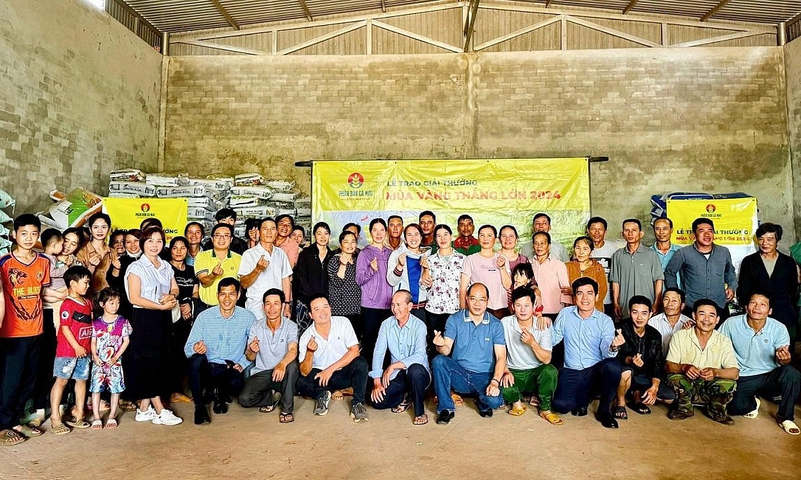 Đông đảo bà con đến chúc mừng anh Đoàn Văn Việt (tỉnh Đắk Nông) nhận giải xe máy Đông đảo bà con đến chúc mừng anh Đoàn Văn Việt (tỉnh Đắk Nông) nhận giải xe máy