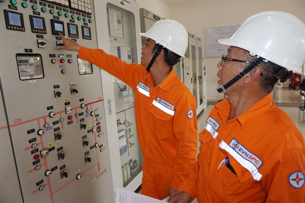 Công nhân Công ty Điện lực Trà Vinh kiểm tra thông số đóng điện trạm 110 kV Long Đức, TP.Trà Vinh. Ảnh: EVN Công nhân Công ty Điện lực Trà Vinh kiểm tra thông số đóng điện trạm 110 kV Long Đức, TP.Trà Vinh. Ảnh: EVN