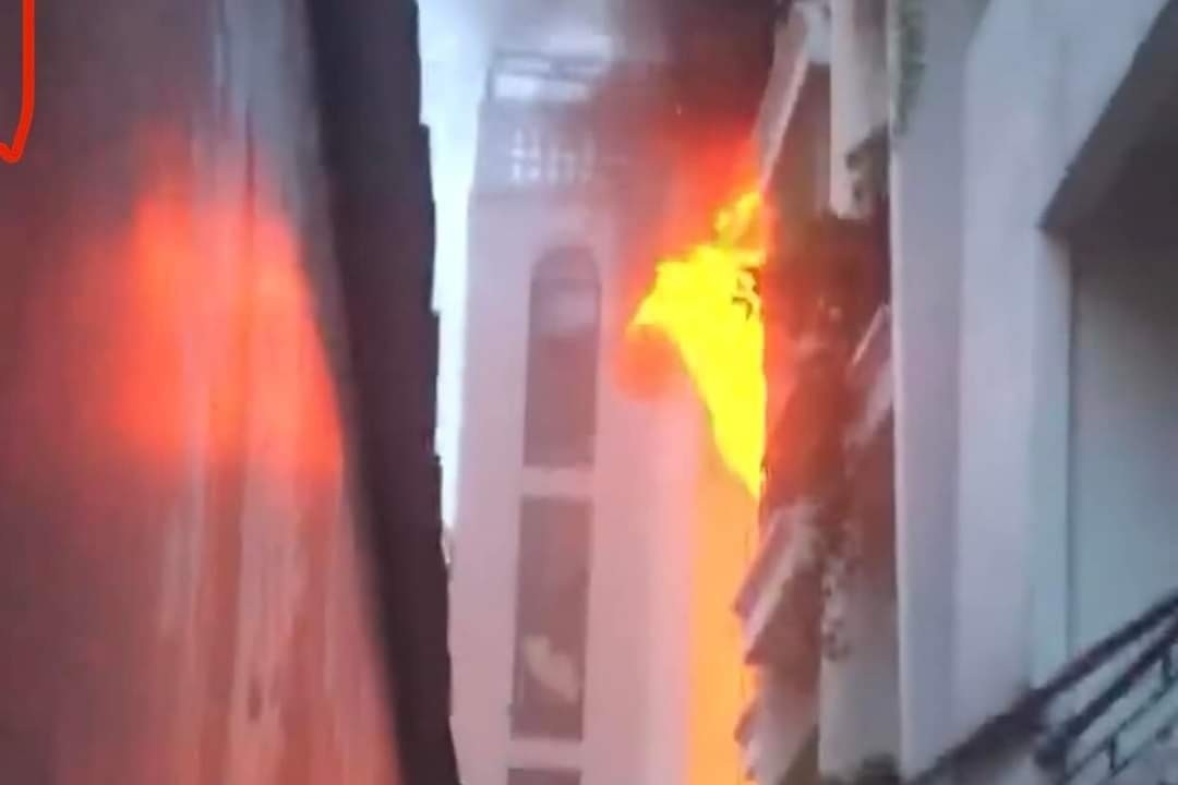 Cháy nhà 4 tầng tại huyện Thanh Trì, lửa leo ra ban công rừng rực khiến nhiều người lo lắng. Cháy nhà 4 tầng tại huyện Thanh Trì, lửa leo ra ban công rừng rực khiến nhiều người lo lắng.