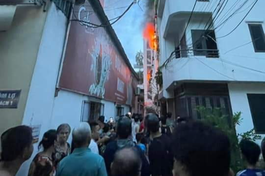 Hàng trăm người dân địa phương lo lắng trước hình ảnh ngọn lửa cháy rực trong ngõ nhỏ. Hàng trăm người dân địa phương lo lắng trước hình ảnh ngọn lửa cháy rực trong ngõ nhỏ.