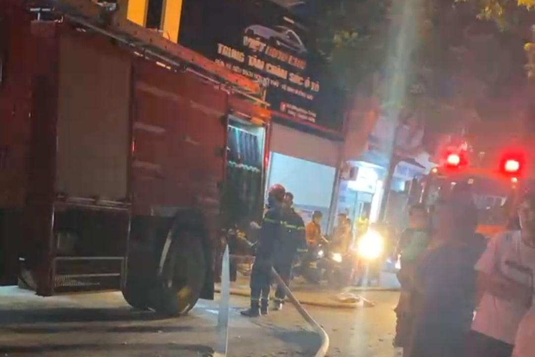 Cảnh sát nhanh chóng đến hiện trường, hỏa hoạn được dập tắt không gây thiệt hại lớn. Cảnh sát nhanh chóng đến hiện trường, hỏa hoạn được dập tắt không gây thiệt hại lớn.