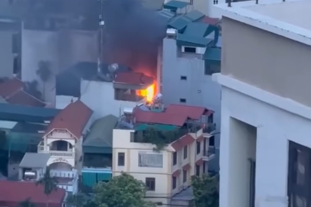 Vụ cháy nhìn từ trên cao khiến cộng đồng mạng xôn xao vì lửa đỏ rực. Vụ cháy nhìn từ trên cao khiến cộng đồng mạng xôn xao vì lửa đỏ rực.