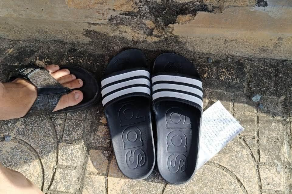 Đôi dép và bức thư tuyệt mệnh để thành hồ Tân Xã buộc Công an phải vào cuộc xác minh tính thực hư. Đôi dép và bức thư tuyệt mệnh để thành hồ Tân Xã buộc Công an phải vào cuộc xác minh tính thực hư.