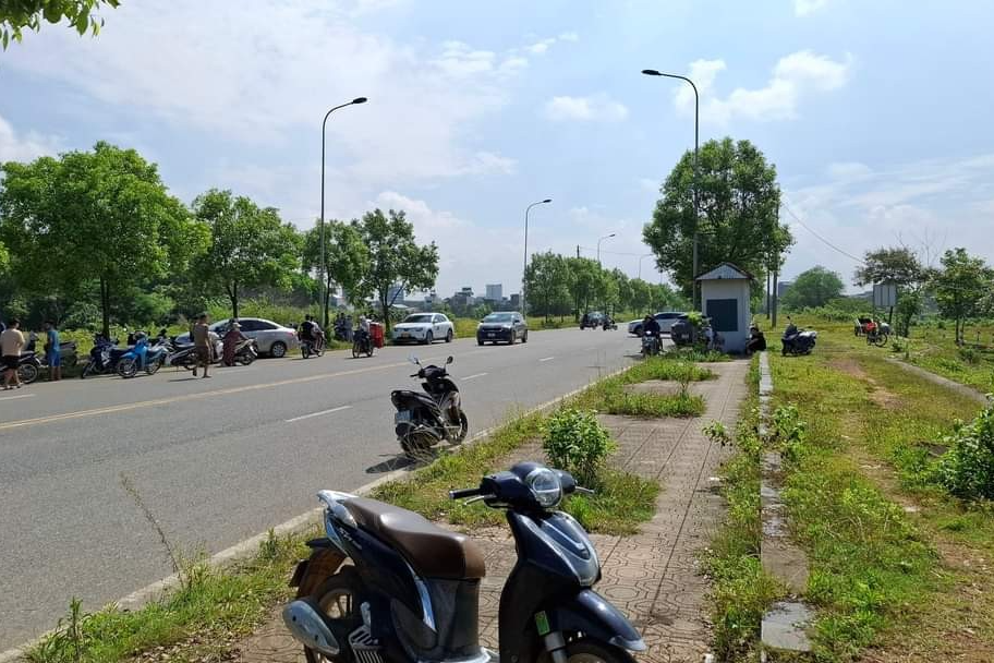 Sự việc nam sinh viên Đại học Lâm Nghiệp bỏ lại dép và thư tuyệt mệnh bên hồ Tân Xã dọa người yêu đã gây xôn xao dư luận địa phương. Sự việc nam sinh viên Đại học Lâm Nghiệp bỏ lại dép và thư tuyệt mệnh bên hồ Tân Xã dọa người yêu đã gây xôn xao dư luận địa phương.