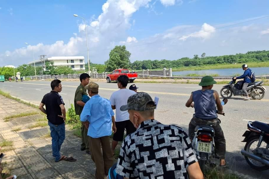 Sự việc phát hiện đôi dép và thư tuyệt mệnh bên hồ Tân Xã khiến người dân địa phương xôn xao. Sự việc phát hiện đôi dép và thư tuyệt mệnh bên hồ Tân Xã khiến người dân địa phương xôn xao.