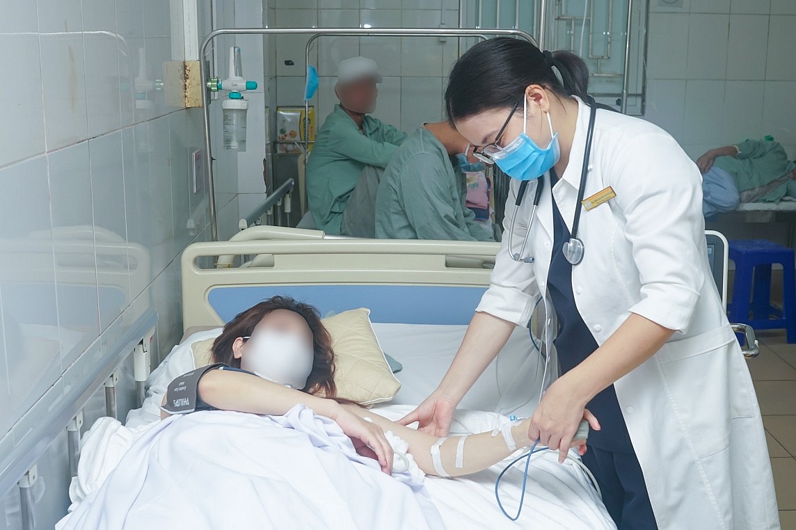 Người phụ nữ suýt tử vong vì sử dụng phương pháp truyền chất làm trắng da bằng tế bào noãn thực vật nhưng không rõ thành phần tại một Spa ở Hà Nội. Người phụ nữ suýt tử vong vì sử dụng phương pháp truyền chất làm trắng da bằng tế bào noãn thực vật nhưng không rõ thành phần tại một Spa ở Hà Nội.