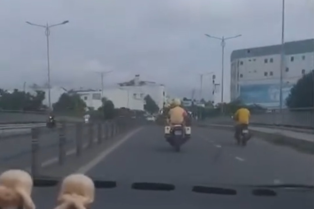 Hình ảnh CSGT dẫn đường cho sản phụ vỡ ối đến bệnh viện nhận mưa lời khen của cư dân mạng. Hình ảnh CSGT dẫn đường cho sản phụ vỡ ối đến bệnh viện nhận mưa lời khen của cư dân mạng.