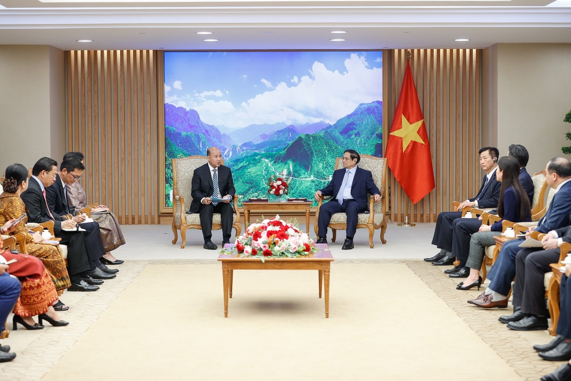 Thủ tướng đề nghị phía Campuchia tiếp tục quan tâm, tháo gỡ khó khăn cho người gốc Việt tại Campuchia, trong đó có việc nhập quốc tịch, giúp người gốc Việt ổn định cuộc sống, hòa nhập sở tại - Ảnh: VGP/Nhật Bắc Thủ tướng đề nghị phía Campuchia tiếp tục quan tâm, tháo gỡ khó khăn cho người gốc Việt tại Campuchia, trong đó có việc nhập quốc tịch, giúp người gốc Việt ổn định cuộc sống, hòa nhập sở tại - Ảnh: VGP/Nhật Bắc