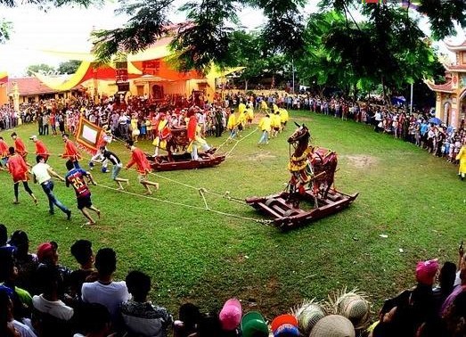 Các đội đang kéo ngựa chạy vòng quanh để chấm điểm. Ảnh lehoi.info Các đội đang kéo ngựa chạy vòng quanh để chấm điểm. Ảnh lehoi.info