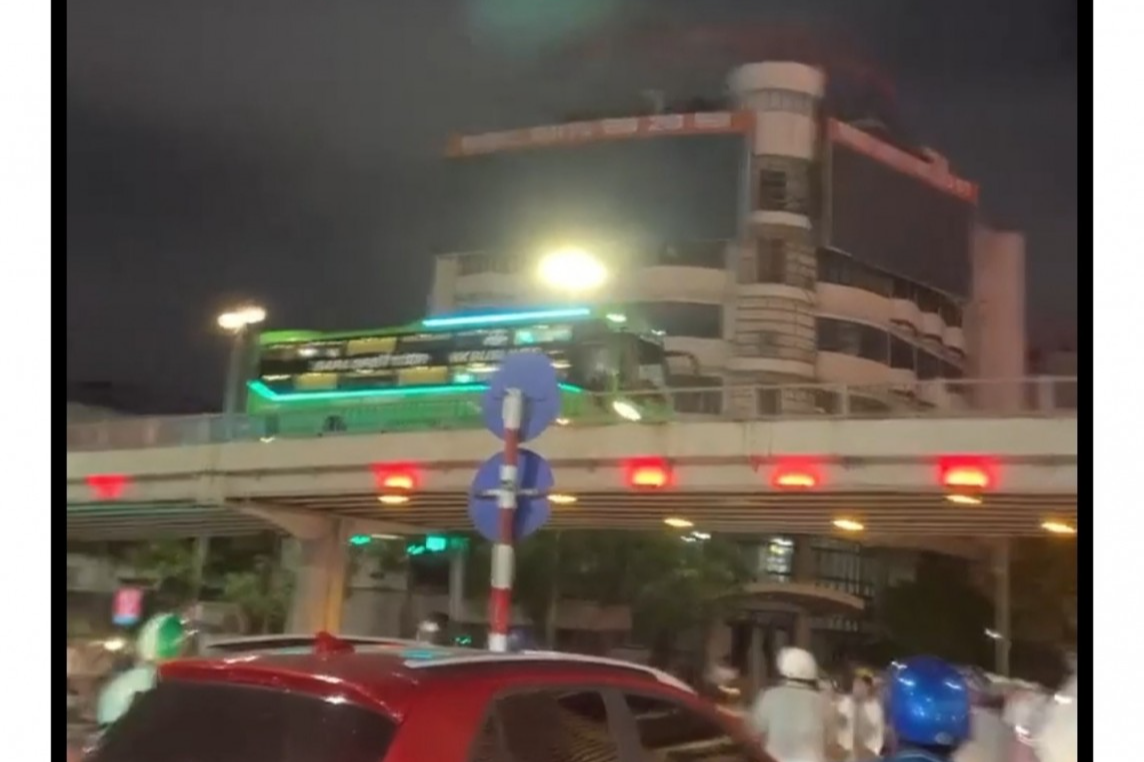 Chiếc xe khách đi lùi trên cầu vượt Láng Hạ gây ùn tắc giao thông và tiềm ẩn nguy cơ tai nạn. Chiếc xe khách đi lùi trên cầu vượt Láng Hạ gây ùn tắc giao thông và tiềm ẩn nguy cơ tai nạn.