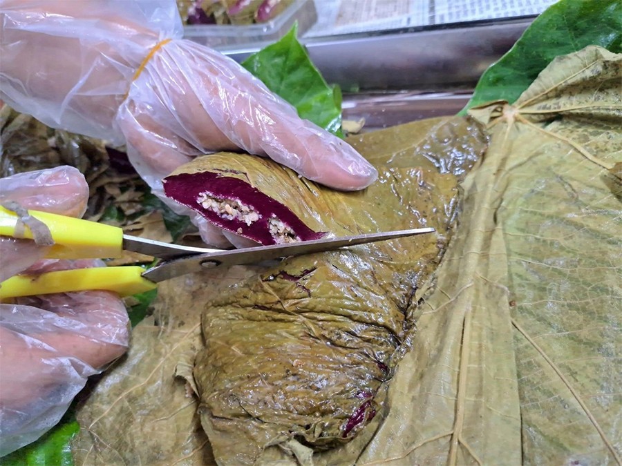 Bánh có nhân gồm trứng kiến, thịt lợn…, vỏ bánh làm bằng gạo nếp. Ảnh minh họa Bánh có nhân gồm trứng kiến, thịt lợn…, vỏ bánh làm bằng gạo nếp. Ảnh minh họa