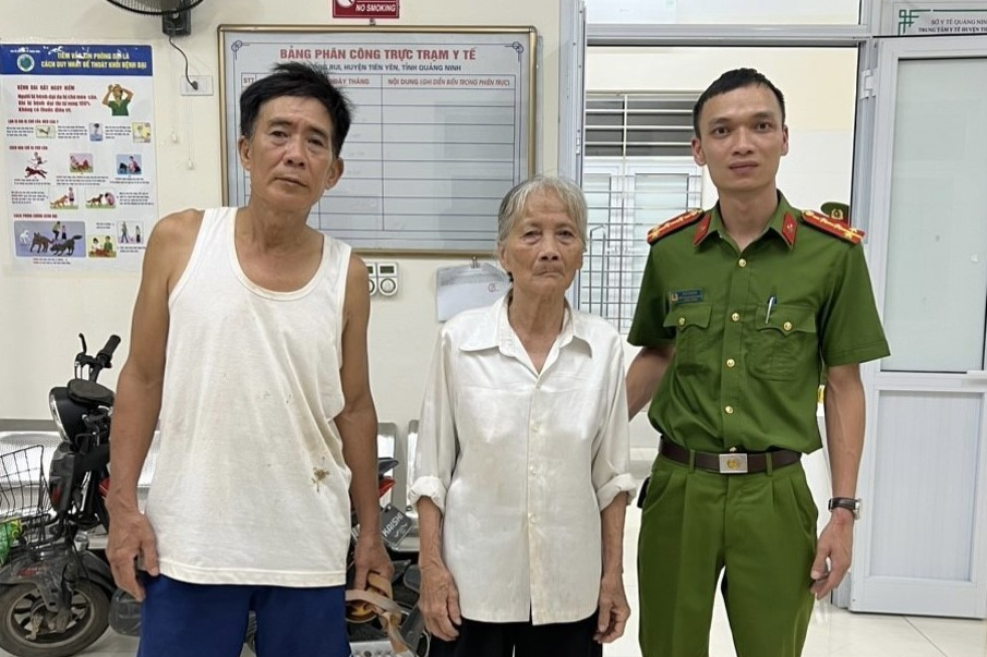 Cụ bà quê Hải Dương đi lạc sang Quảng Ninh được sự giúp đỡ của Công an đã nhanh chóng tìm được người thân đón về (Ảnh: Công an Quảng Ninh).