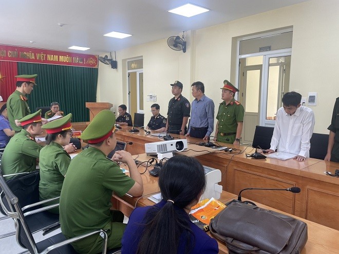 Cơ quan Cảnh sát điều tra Công an tỉnh Hà Giang thi hành lệnh bắt tạm giam đối với Nguyễn Tứ và Đinh Đức Minh. (Ảnh: Công an tỉnh Hà Giang). Cơ quan Cảnh sát điều tra Công an tỉnh Hà Giang thi hành lệnh bắt tạm giam đối với Nguyễn Tứ và Đinh Đức Minh. (Ảnh: Công an tỉnh Hà Giang).