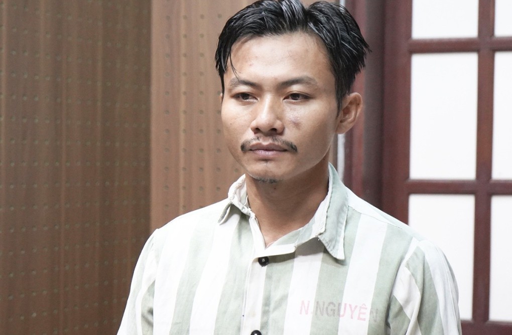 Lê Thanh Nhất Nguyên nghe tống đạt quyết định khởi tố, ngày 9/7. Ảnh: Nam An Lê Thanh Nhất Nguyên nghe tống đạt quyết định khởi tố, ngày 9/7. Ảnh: Nam An