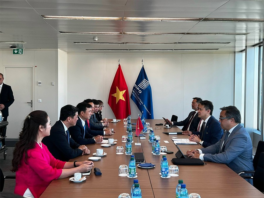 Thứ trưởng Bộ KH&CN Bùi Thế Duy chào xã giao Tổng Giám đốc WIPO Daren Tang. Thứ trưởng Bộ KH&CN Bùi Thế Duy chào xã giao Tổng Giám đốc WIPO Daren Tang.