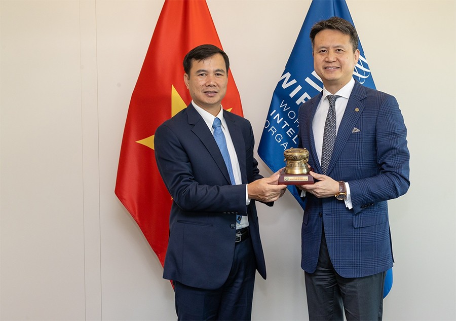 Thứ trưởng Bộ KH&CN Bùi Thế Duy tặng quà lưu niệm Tổng Giám đốc WIPO Daren Tang. Thứ trưởng Bộ KH&CN Bùi Thế Duy tặng quà lưu niệm Tổng Giám đốc WIPO Daren Tang.