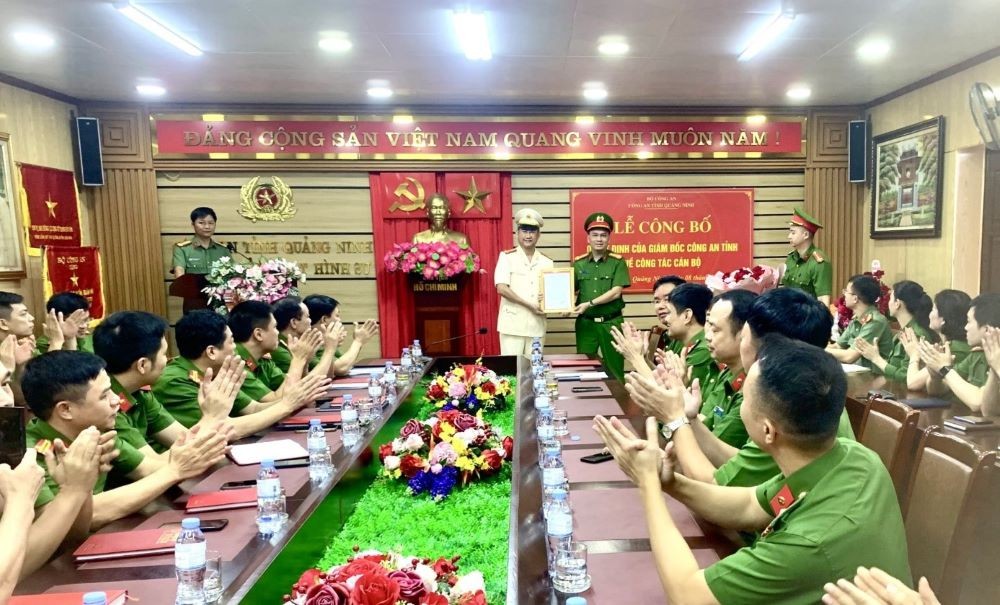 Thượng tá Cù Quốc Thắng, Phó Giám đốc Công an tỉnh trao quyết định bổ nhiệm và tặng hoa chúc mừng Trung tá Nguyễn Hữu Thắng Thượng tá Cù Quốc Thắng, Phó Giám đốc Công an tỉnh trao quyết định bổ nhiệm và tặng hoa chúc mừng Trung tá Nguyễn Hữu Thắng