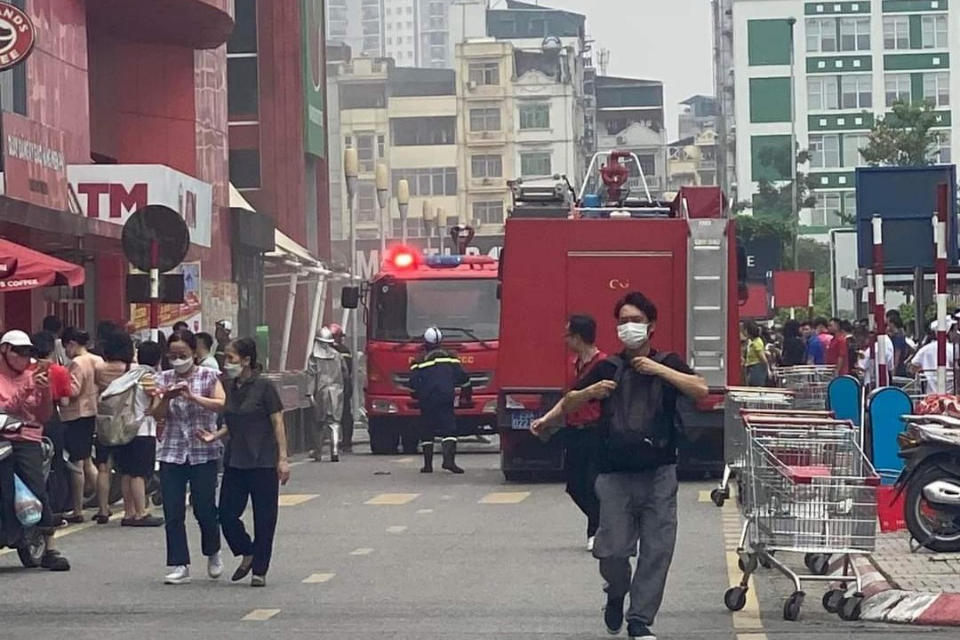 Hà Nội: Cháy lớn tại siêu thị Bic C Thăng Long cột khói ngùn ngụt, nhân viên tháo chạy