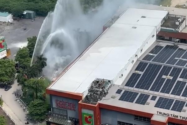 Hà Nội: Cháy lớn tại siêu thị Bic C Thăng Long cột khói ngùn ngụt, nhân viên tháo chạy