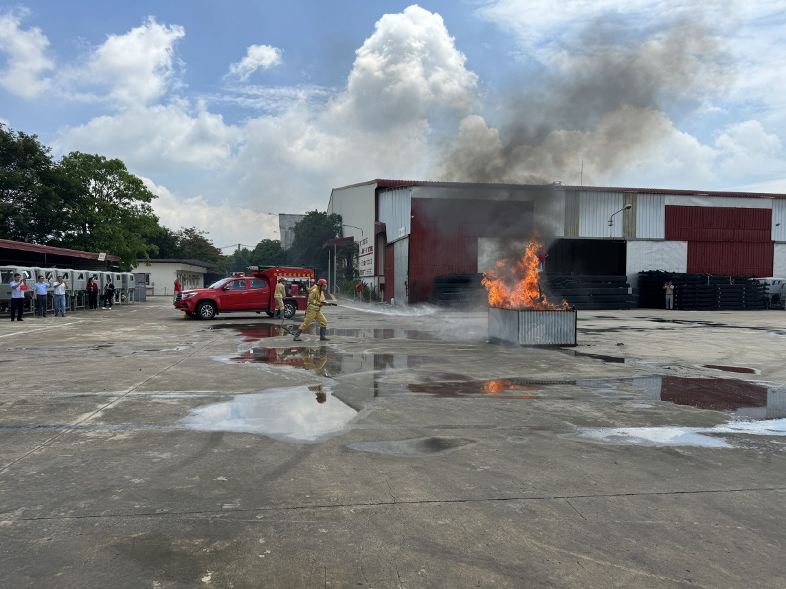 Lần đầu tiên xuất hiện dòng xe chữa cháy cỡ nhỏ tại thị trường Việt Nam Lần đầu tiên xuất hiện dòng xe chữa cháy cỡ nhỏ tại thị trường Việt Nam