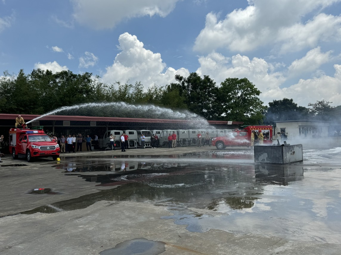 Lần đầu tiên xuất hiện dòng xe chữa cháy cỡ nhỏ tại thị trường Việt Nam Lần đầu tiên xuất hiện dòng xe chữa cháy cỡ nhỏ tại thị trường Việt Nam