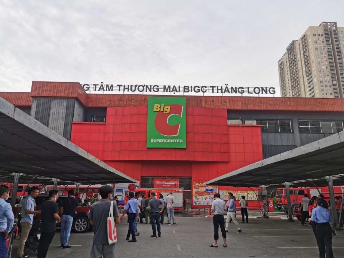 Hà Nội: Cháy lớn tại siêu thị Bic C Thăng Long cột khói ngùn ngụt, nhân viên tháo chạy