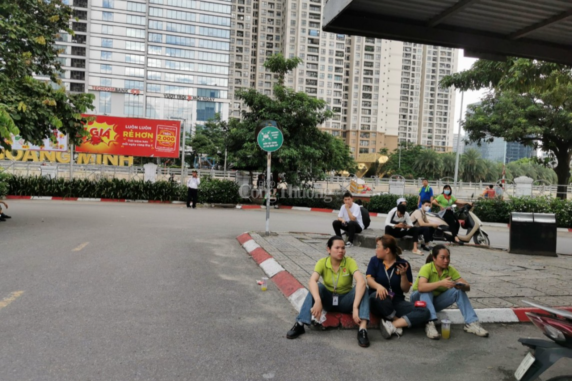 Hà Nội: Cháy lớn tại siêu thị Bic C Thăng Long cột khói ngùn ngụt, nhân viên tháo chạy