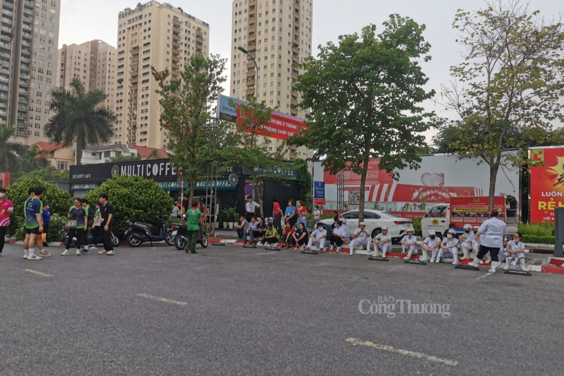 Cháy Bic C Thăng Long gần như tê liệt: Nhân viên siêu thị 'đuổi thằng khách này ra ngoài' Cháy Bic C Thăng Long gần như tê liệt: Nhân viên siêu thị 'đuổi thằng khách này ra ngoài'