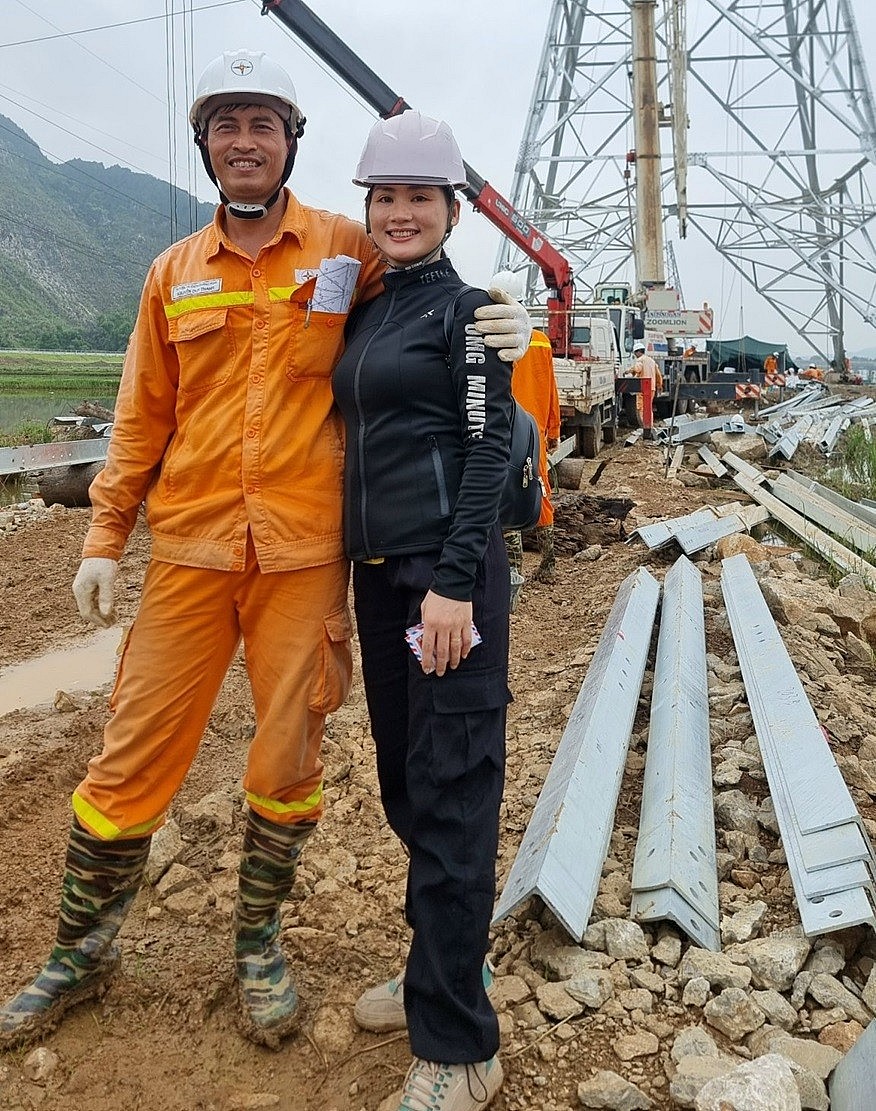 Chuyện về những người vợ vượt hơn 800km tiếp sức cho 'chiến binh áo cam' thi công đường dây 500kV Chuyện về những người vợ vượt hơn 800km tiếp sức cho 'chiến binh áo cam' thi công đường dây 500kV