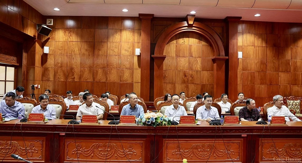 Bộ trưởng Nguyễn Hồng Diên: Tiền Giang cần đẩy mạnh cơ cấu lại ngành công nghiệp theo hướng hiện đại Bộ trưởng Nguyễn Hồng Diên: Tiền Giang cần đẩy mạnh cơ cấu lại ngành công nghiệp theo hướng hiện đại