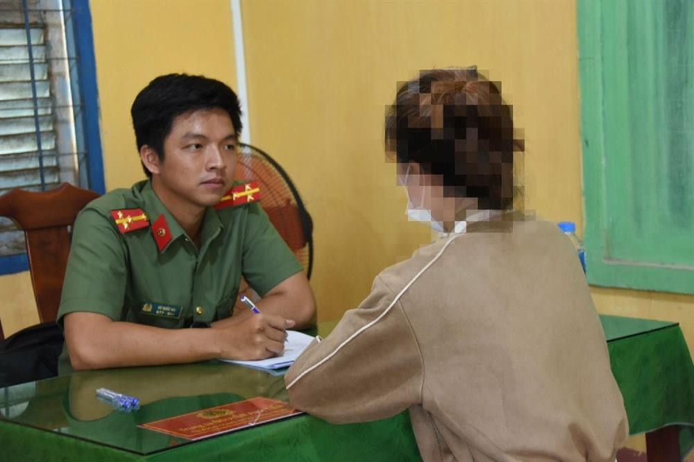 Lực lượng Công an làm việc với chủ nhân tài khoản Facebook “Jerry Hanh”. Lực lượng Công an làm việc với chủ nhân tài khoản Facebook “Jerry Hanh”.