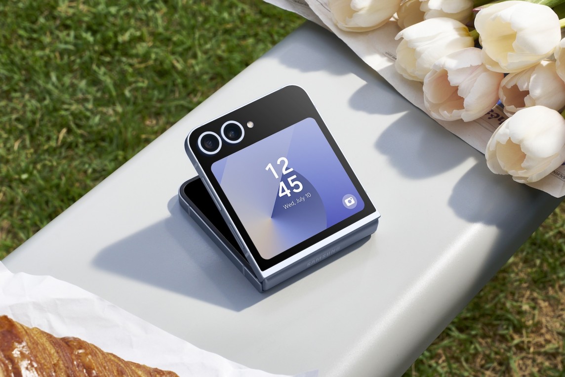 Z Flip 6 cải tiến về camera. Ảnh: Samsung. Z Flip 6 cải tiến về camera. Ảnh: Samsung.